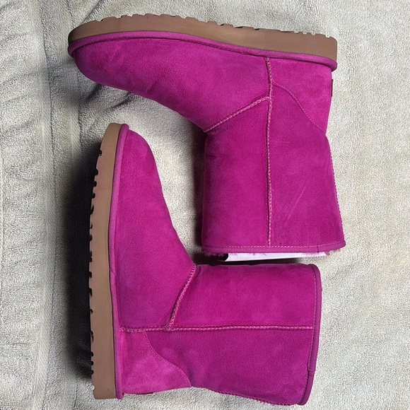 UGG Classic Short Boots - Picture 3 of 6